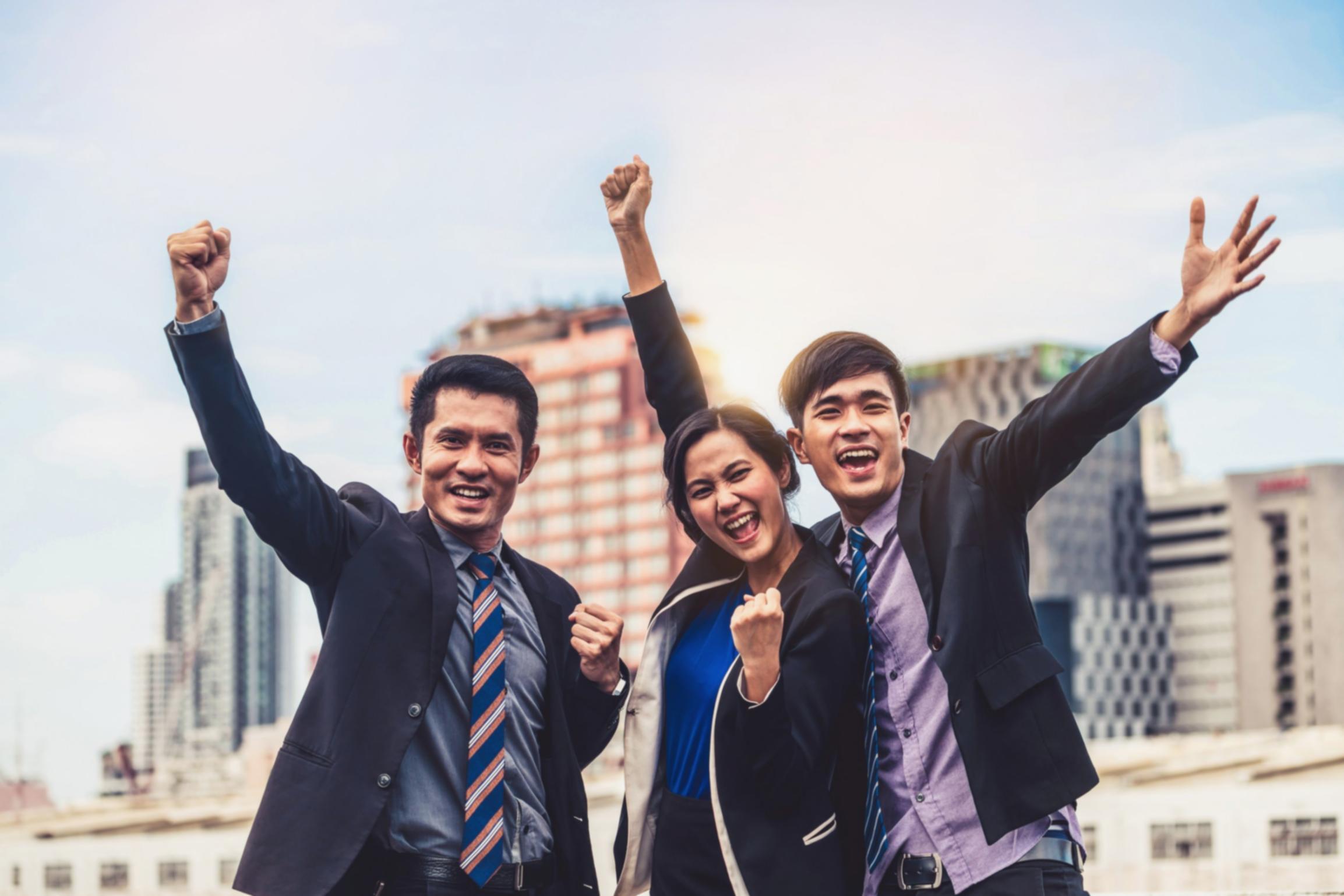 Profesional aplicando análisis financiero en su entorno laboral