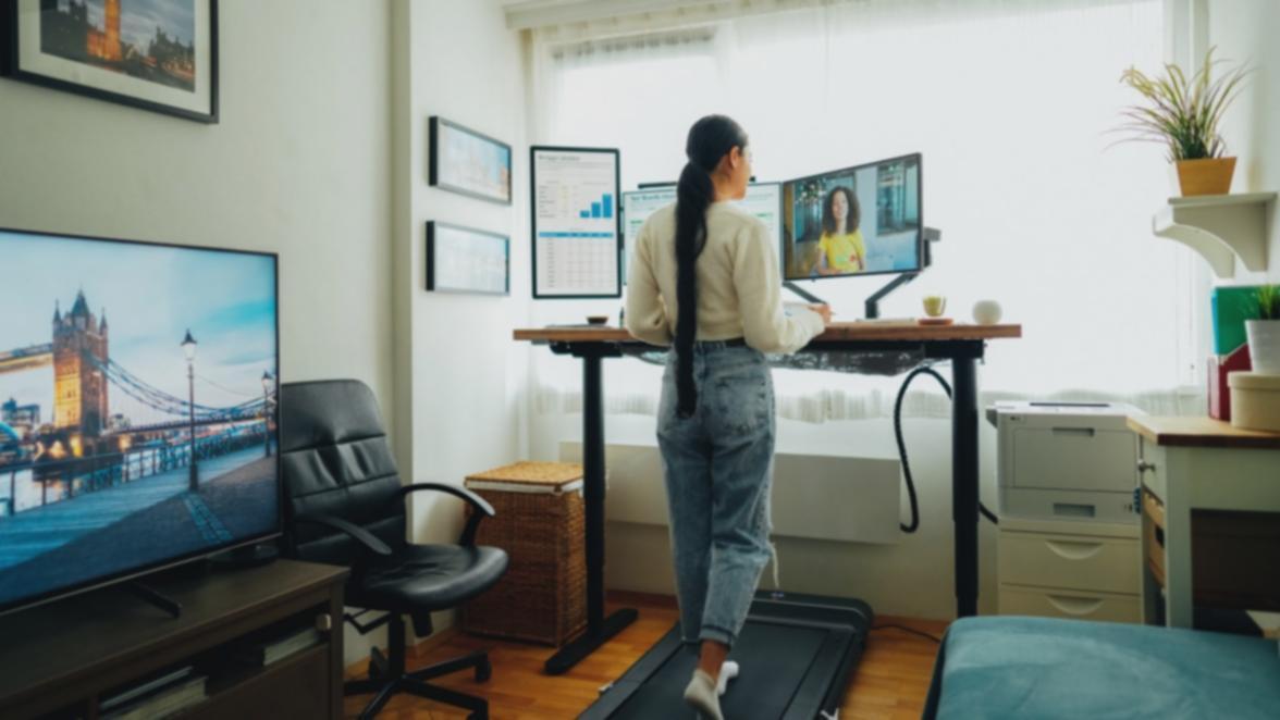 Persona estudiando análisis financiero de forma autónoma