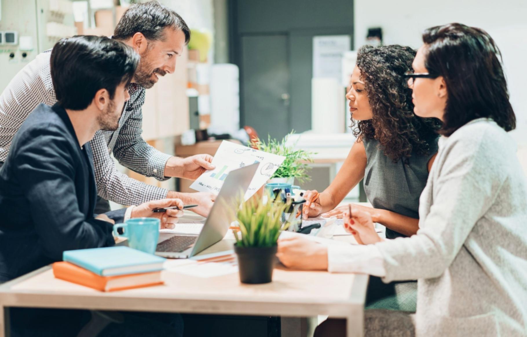 Participante analizando un caso de estudio financiero en la plataforma