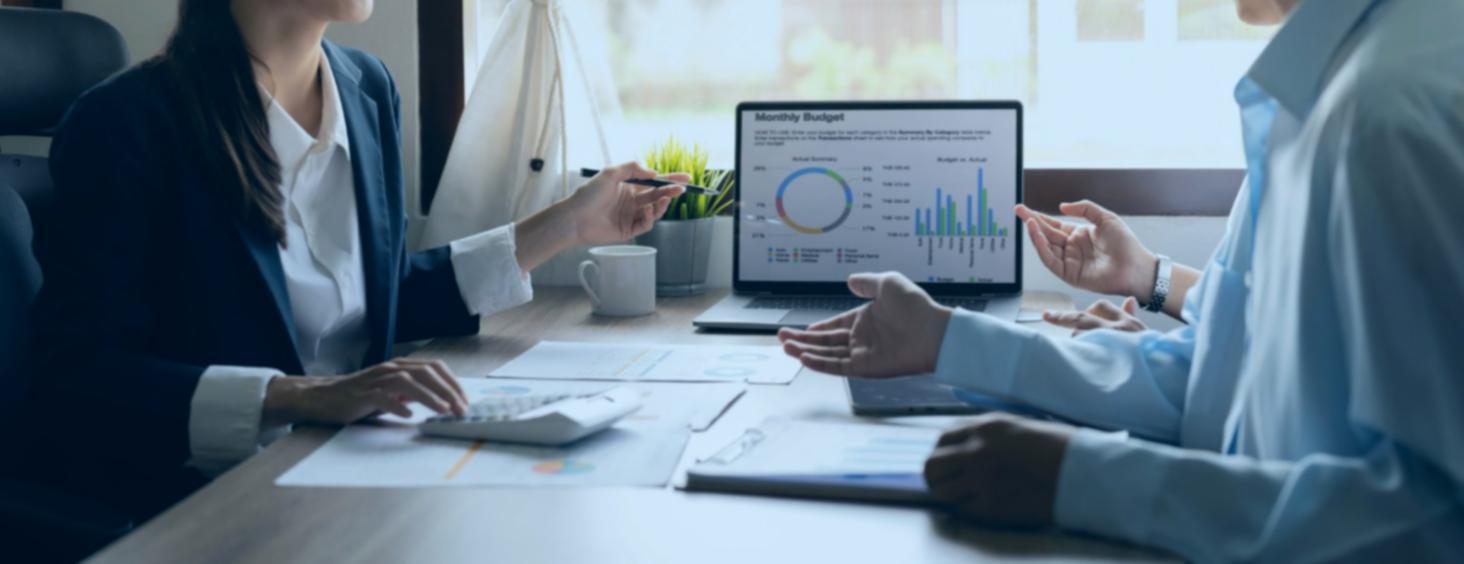 Profesional revisando informes financieros